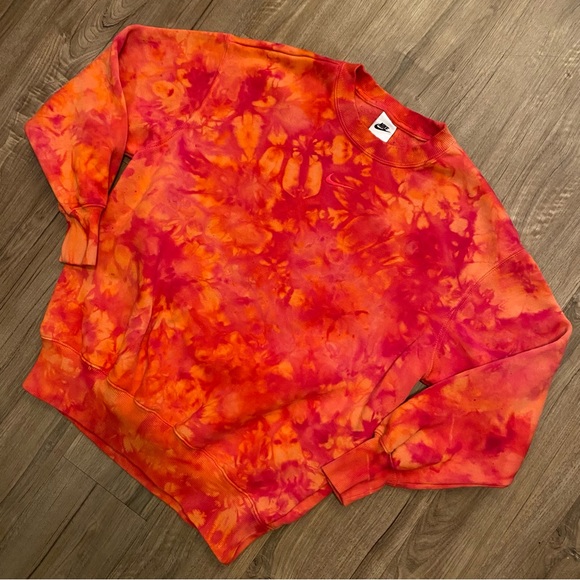 🔥NEW🔥 CUSTOM NIKE TIE DYE WMNS CREWNECK SWEATER - Picture 1 of 8